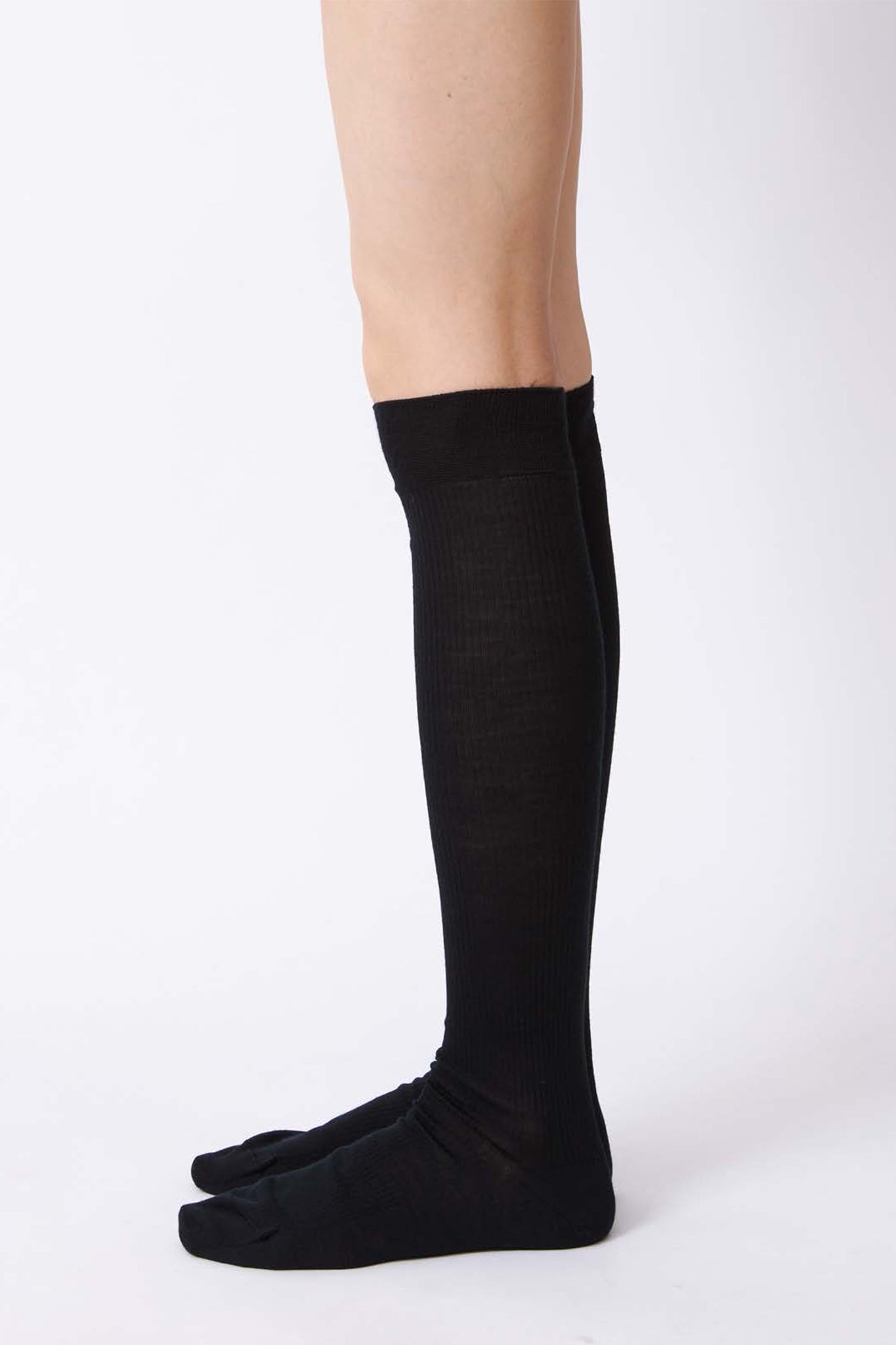 Basic Ribbed Knee High Socks in Black