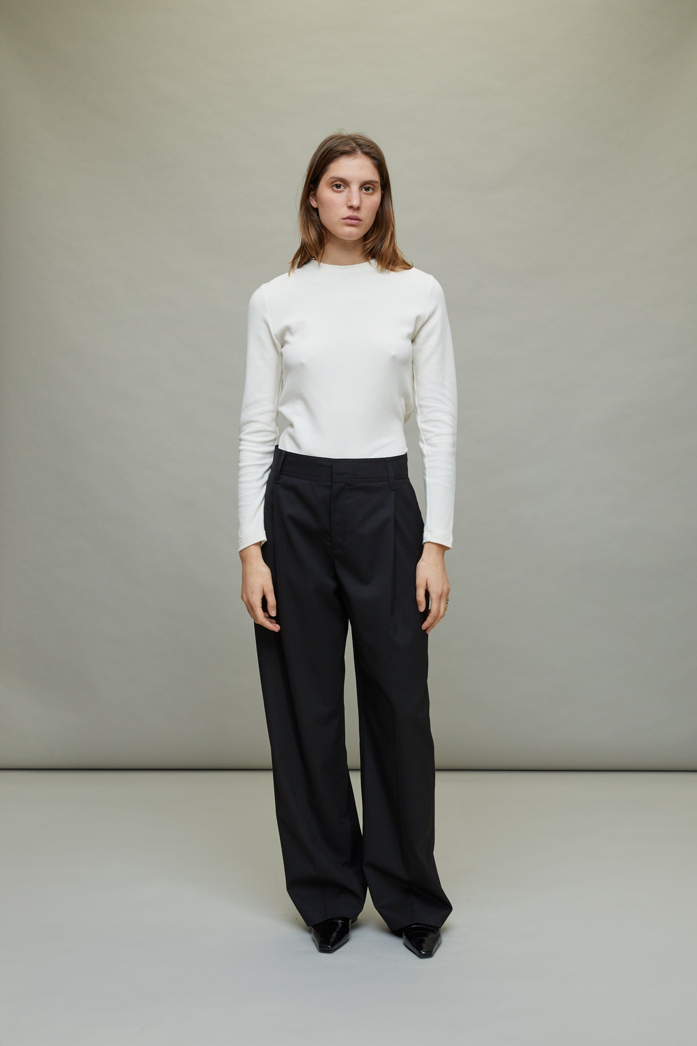 Mid Rise Single Pleat Front Trouser in Black