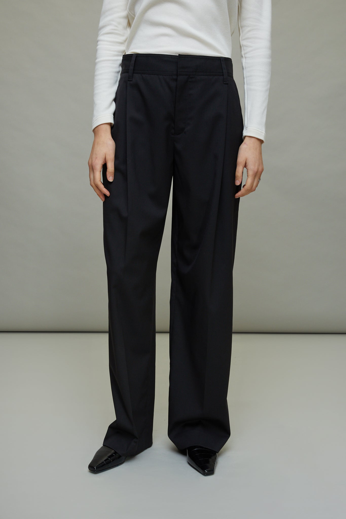 Mid Rise Single Pleat Front Trouser in Black