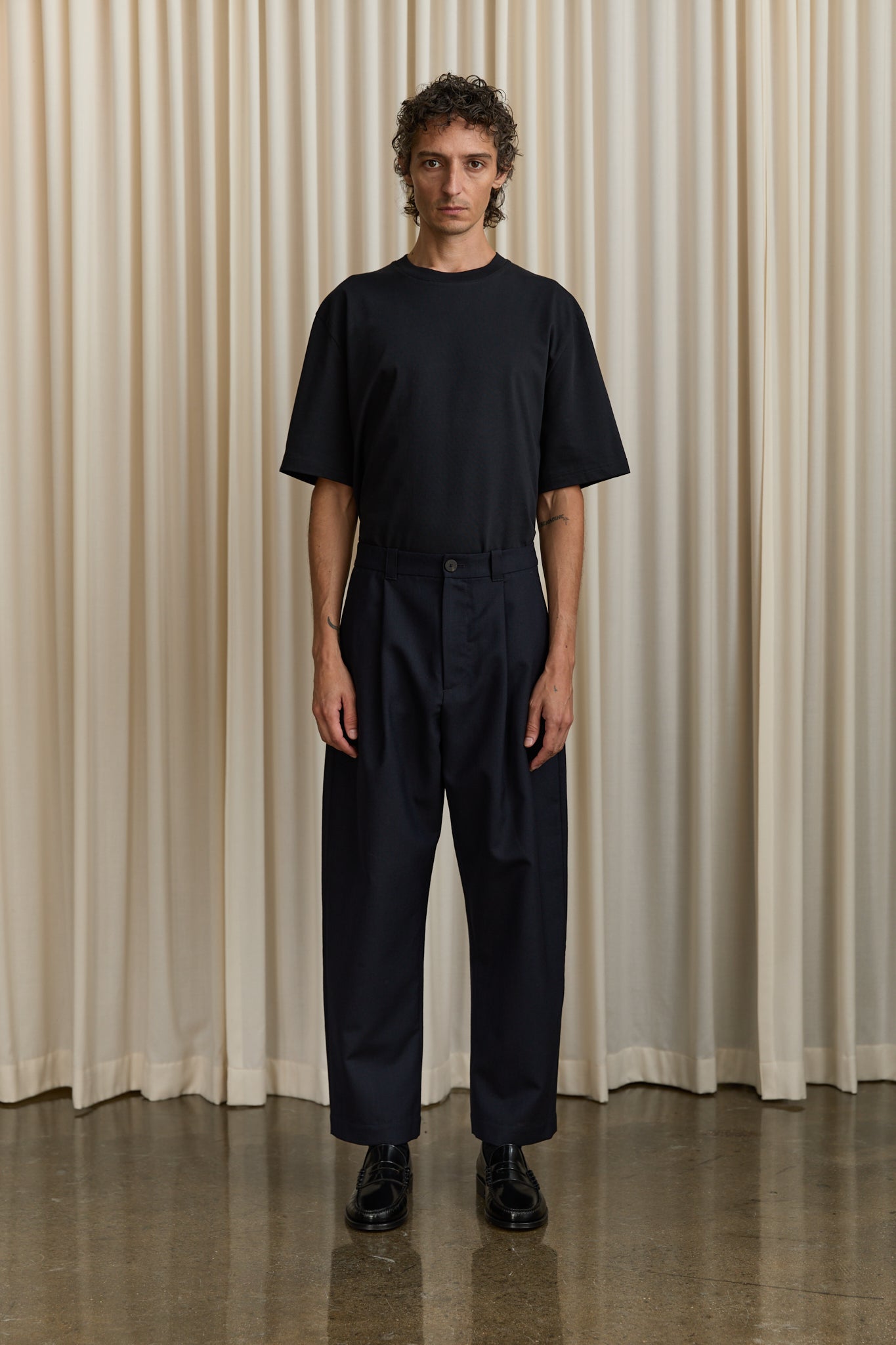 Tuck Wool Pant in Navy