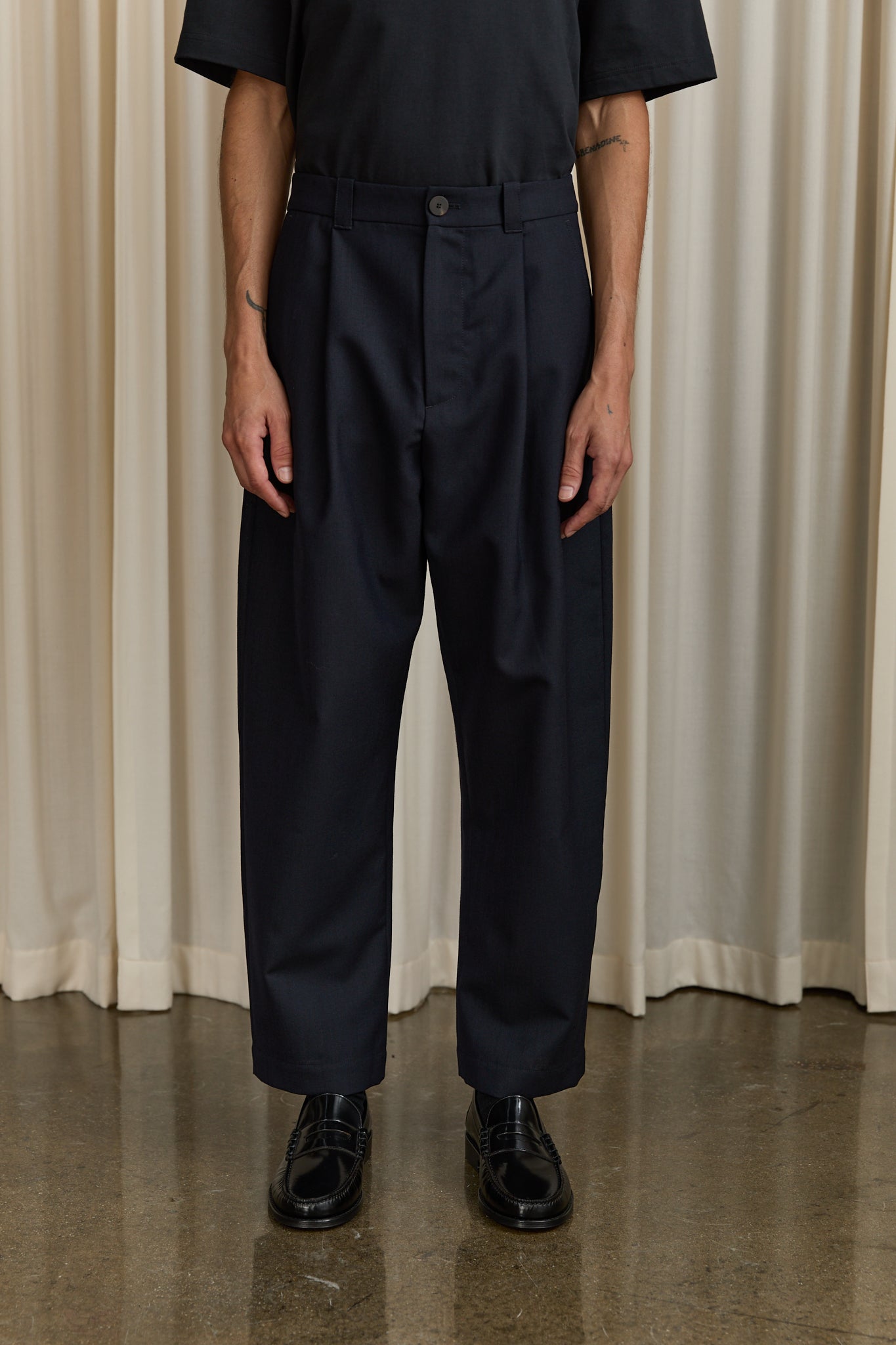 Tuck Wool Pant in Navy